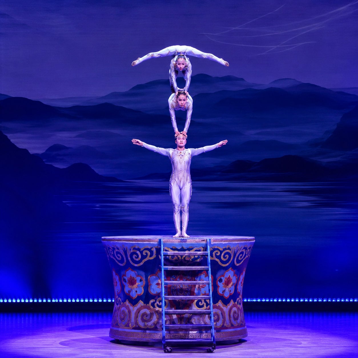 Peking Duck & Acrobatic Show Evening Tour — 04 acrobatic hand balancing
